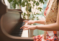 ピアノを弾く女性